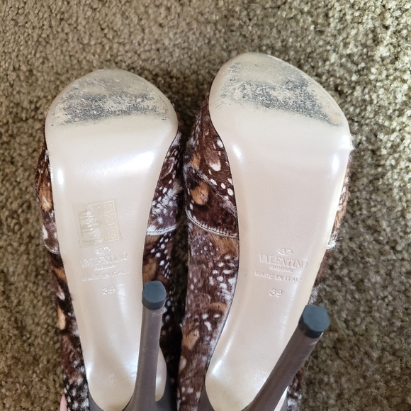 Valentino Rockstud Feather Print High Heels - Picture 13 of 14